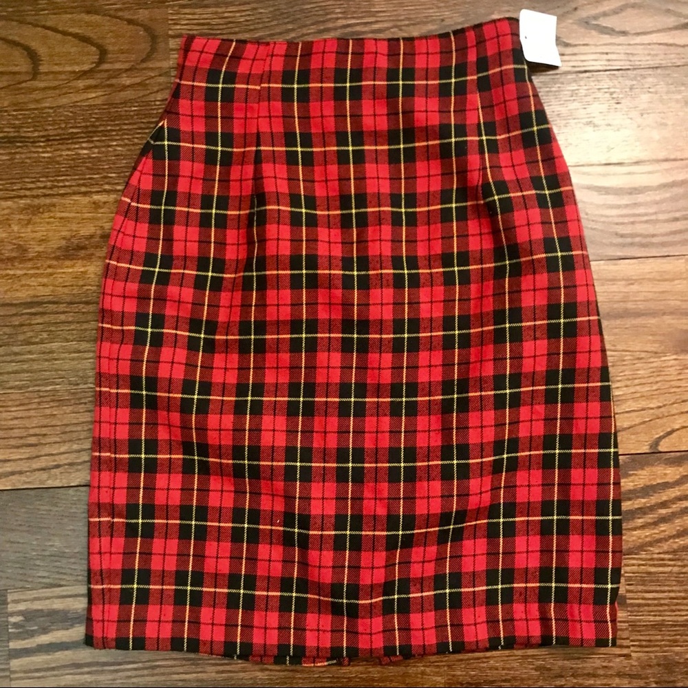 PLAID is in!! vintage high waisted skirt ❤️